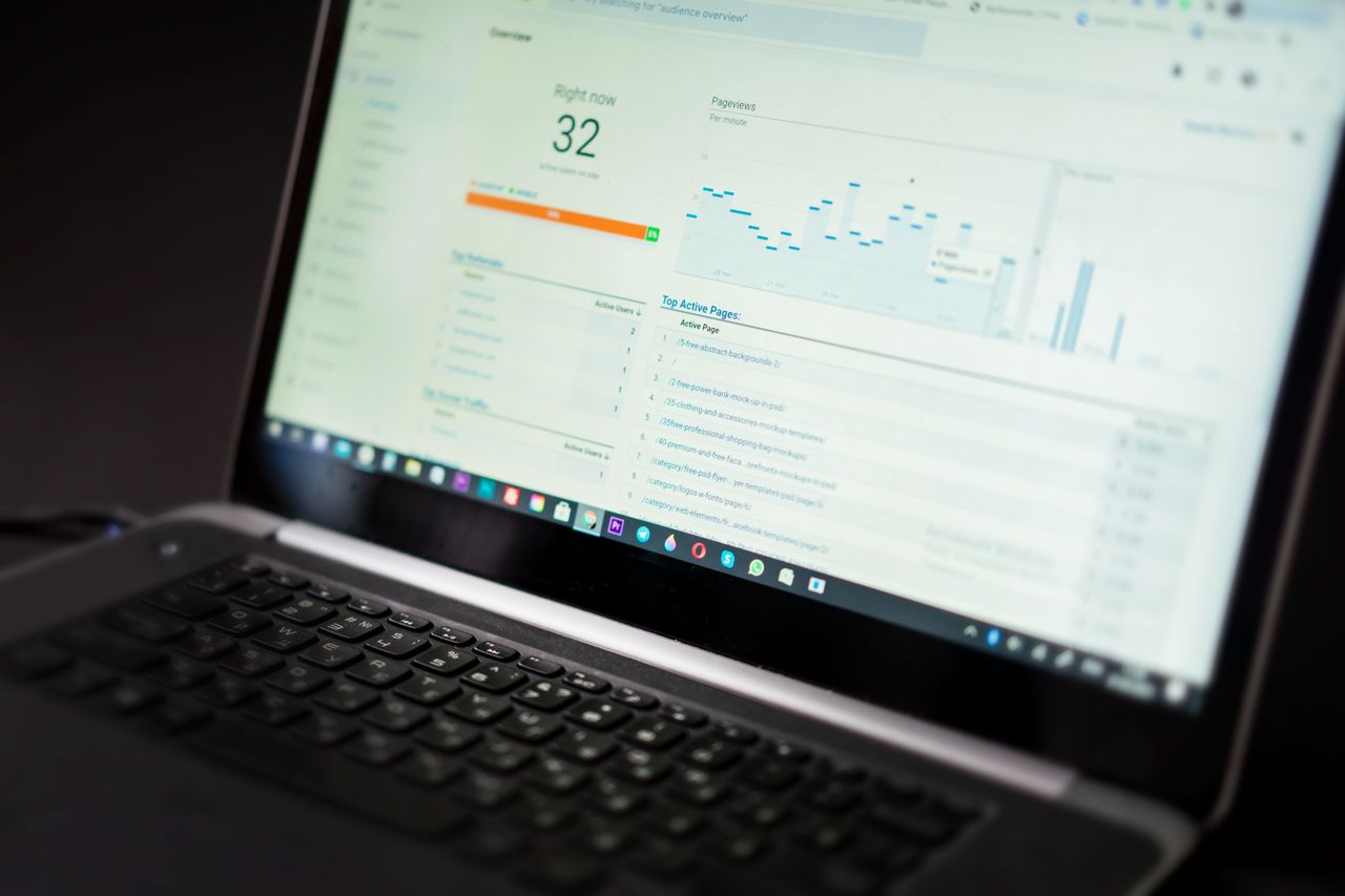 Un ordinateur portable affichant un tableau de bord analytique avec des outils de suivi et d’analyse des données en temps réel.